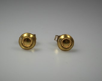 elegant , studs made from 22 and 18 kt yellow gold, granulation