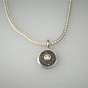 delicato ciondolo in argento annerito con diamante scintillante