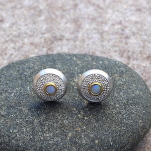 schöne flächengranulierte Ohrstecker aus Silber mit Opal und Gold