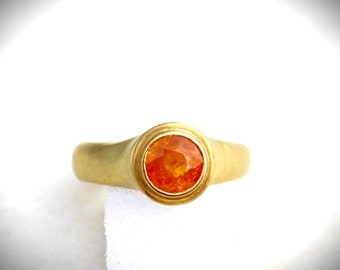 Fantastic mandarin garnet ring made of 750 yellow gold