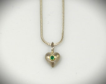 pretty heart pendant made of silver with emerald