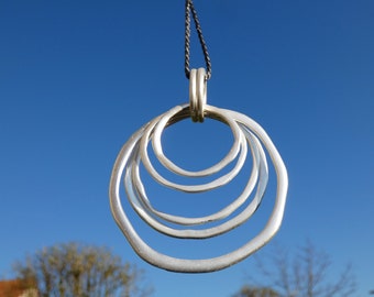 Kette ~ "Kleines Windspiel" ~ Silber Halskette, Geschenk für Frauen, Kettenanhänger silber, lange Kette mit Anhänger, Statement Halskette
