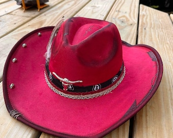 Sombrero occidental rojo quemado a mano, estilo Lainey Willson, sombrero de vaquera, regalo único de vaquera, fe