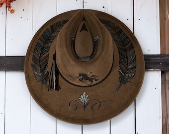 Sombrero de vaquero occidental quemado a mano, diseño de caballo y plumas, ala ancha de gamuza