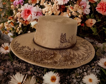 Hecho a la medida - Sombrero beige de ante quemado a mano - Sombrero Derby - Estilo cordobes - Diseño floral mariposa - Luna creciente - Sombrero Yellowstone - 1883