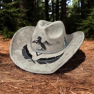 Handgebrannter Cowgirlhut mit aufziehendem Pferdedesign, südwestliche Federakzente, westliche Mode