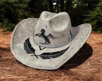 Sombrero de vaquera quemado a mano con diseño de caballo encabritado, detalles de plumas del suroeste, moda occidental