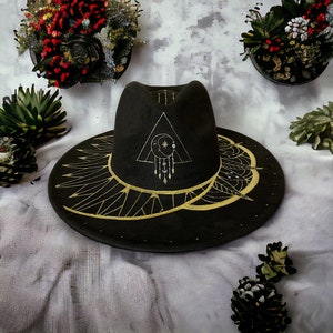 Hecho a pedido - Sombrero de cartas de tarot pintado a mano en negro y oro, diseño de sol y luna, sombrero de vaquero de ala ancha