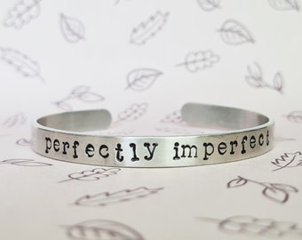 Bracelet manchette fait main parfaitement imparfait, citation d'affirmation positive pour prendre soin de soi