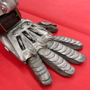 Army of Darkness Ash Mechanical Hand image 1