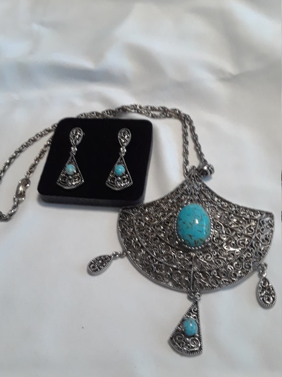 HOLLYCRAFT Necklace and Earring set.  Signed "Holl