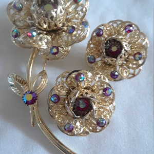 SARAH COVENTRY Filigranab Blume Brosche Pin und Clip-on Ohrring Set.  Mit der Aufschrift "Sarah Coventry"