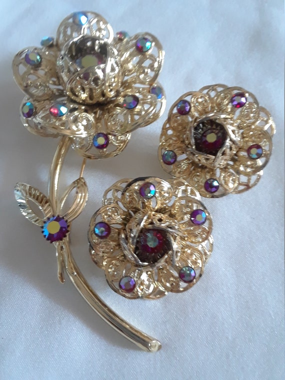 Sarah brooch deals
