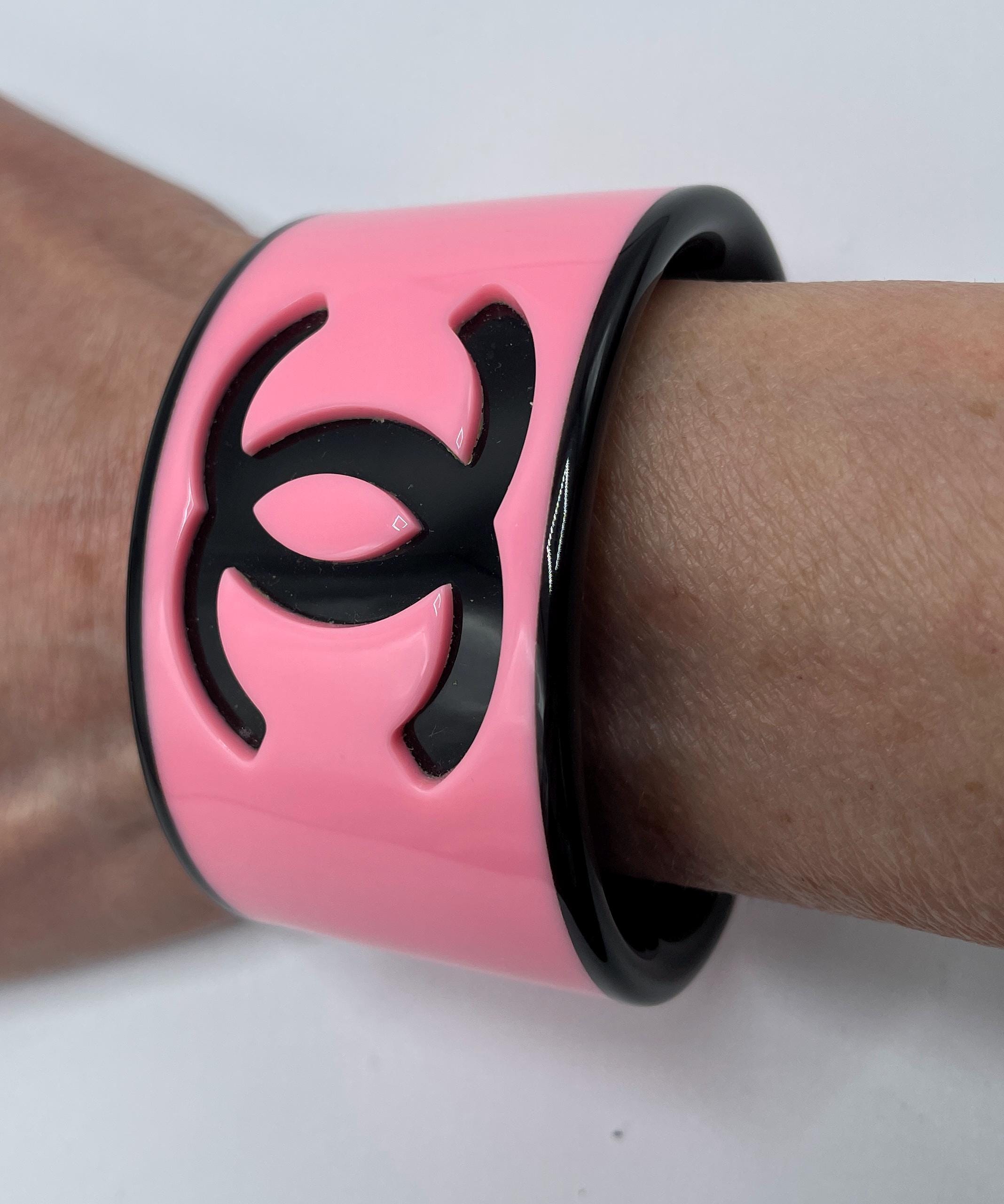CHANELエナメルブレスレット ブラック/ピンク Chanel CC Pink Outside Black Inside Lucite SPORTY Cuff Bracelet - Etsy