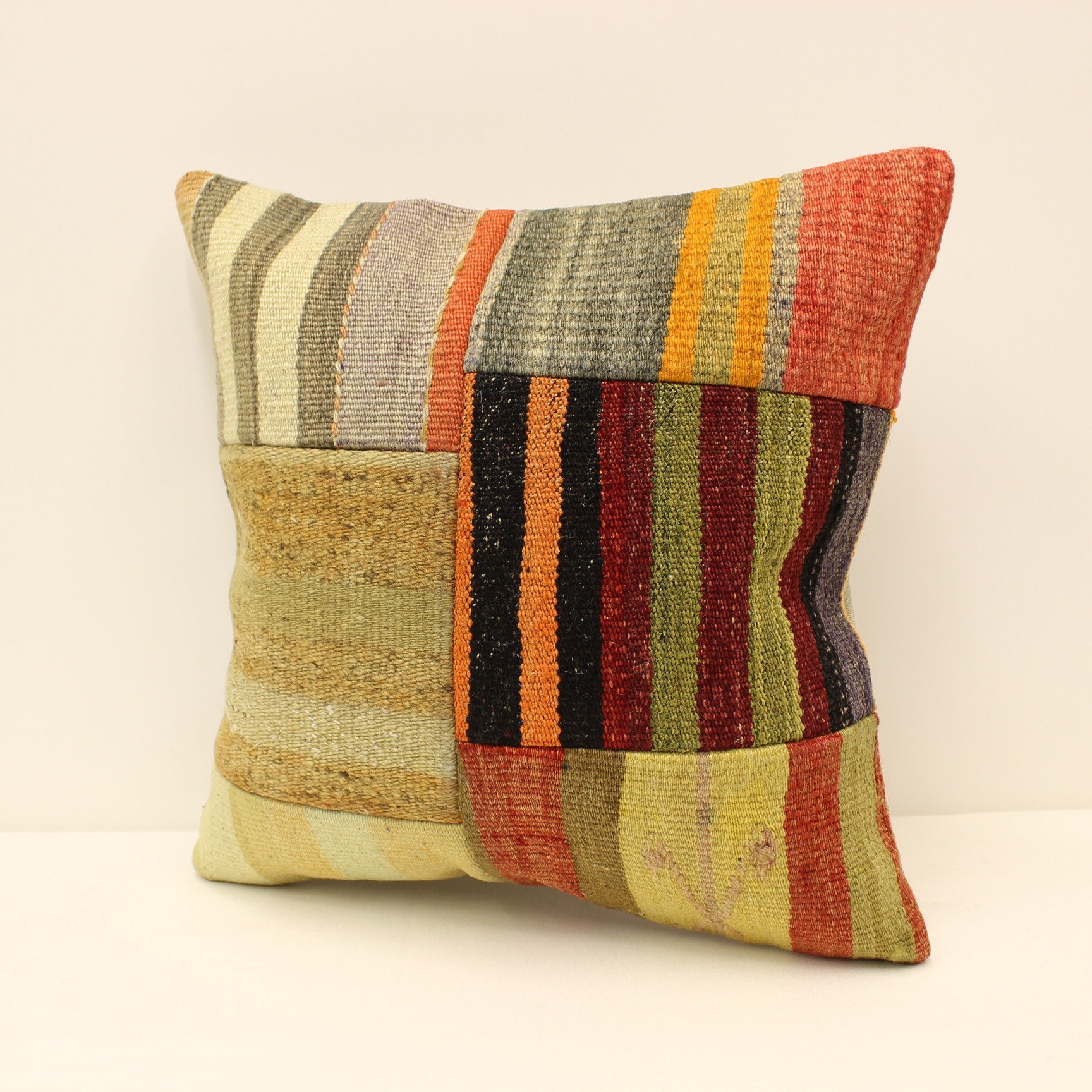 キリム　パッチワークキリム　クッションカバー　トルコ パッチワークキリムのクッションカバー：ヴィンテージトルコウール