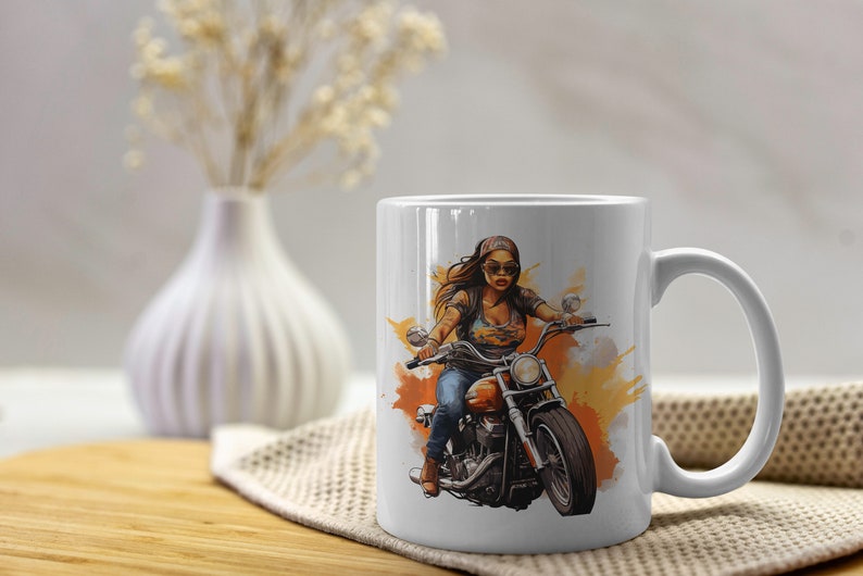 K&ouml;nnte beinhalten: Wei&szlig;e Keramiktasse mit einer bunten Illustration einer Frau, die ein Motorrad f&auml;hrt. Die Frau tr&auml;gt eine Sonnenbrille und ein Bandana. Der Hintergrund ist ein Aquarell-Design in Orange- und Gelbt&ouml;nen.