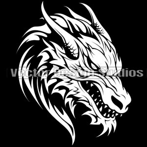 以下が含まれることがあります： 鋭い歯と獰猛な表情をしたドラゴンの頭の白黒のイラスト。ドラゴンの頭は、複雑なディテールと部族のデザインでスタイリッシュに描かれている。