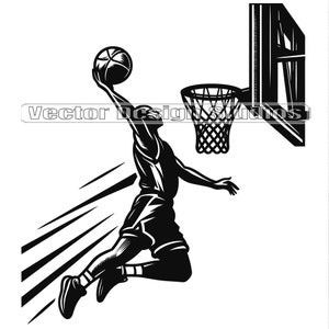 Puede incluir: Silueta en blanco y negro de un jugador de baloncesto en el aire, a punto de hacer un mate en una canasta de baloncesto. El jugador lleva una camiseta y pantalones cortos, y la canasta está unida a un tablero.