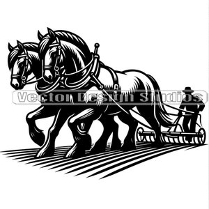 Puede incluir: Ilustración en blanco y negro de dos caballos tirando de un implemento agrícola. Los caballos están enjaezados y tienen bridas. El implemento tiene ruedas y un juego de cuchillas. Una persona está de pie en el implemento.