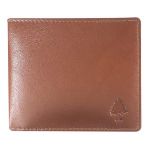 Könnte beinhalten: Eine braune Ledergeldbörse mit einem kleinen, geprägten Baumlogo in der unteren rechten Ecke.