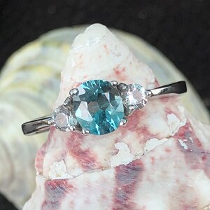 Кольцо из стерлингового серебра с натуральным голубым камбоджийским цирконом 1,11 карата и белым топазом ручной работы Камень декабря
