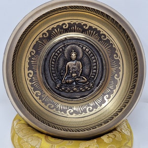 Handgemachte tibetische Mantra Klangschale mit atemberaubender Buddha-Prägung, Himalaya Klangschale für Meditation, Klang, Frieden und Liebe 15cm