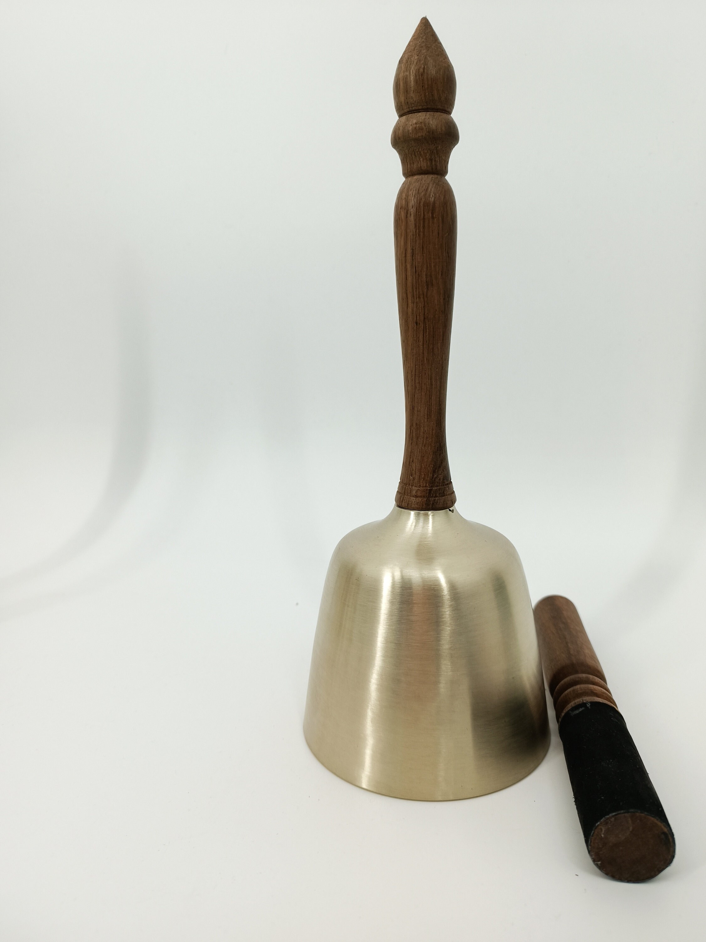 真鍮製 シンギングボウル ハンドベル型 木製ハンドル スティック付き 瞑想 美術品・アンティーク・コレクション 真鍮製 シンギングボウル