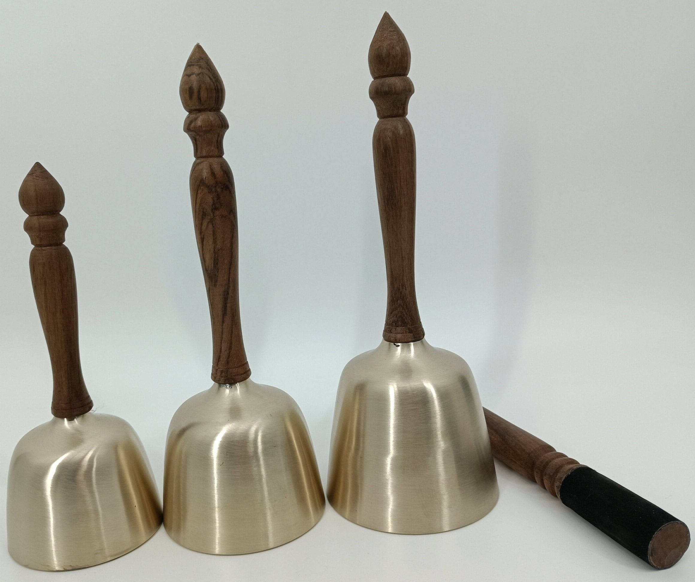 真鍮製 シンギングボウル ハンドベル型 木製ハンドル スティック付き 瞑想 真鍮製 シンギングボウル ハンドベル型 木製ハンドル スティック付き