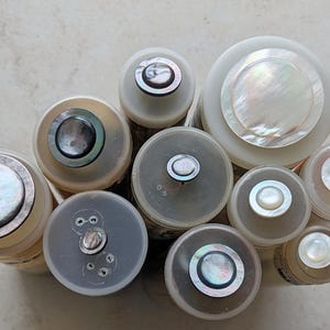 bottoni in madreperla pregiata con occhiello 2 colori e diverse misure tra cui scegliere