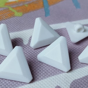 7x Plastknappar - Triangel - 15 mm - Vita -