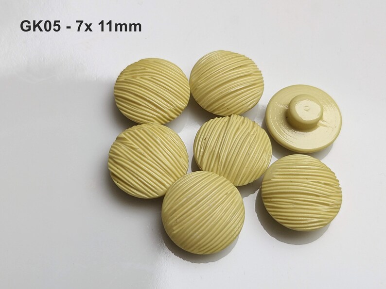 small, yellow plastic buttons to choose from 10 mm to 13 mm GK05 - 7x 11mm
