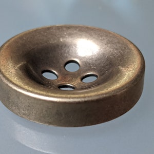 2x snygga, tjocka rock-/jackknappar - 34 mm - metall - 2 färger att välja mellan - LARP