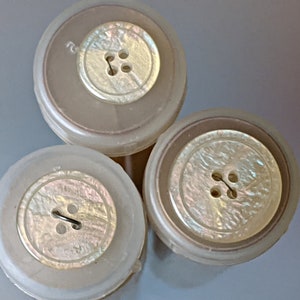 10x Knöpfe - Zartgelb irisierend - 15mm bis 20mm - Kunststoff - Buttons