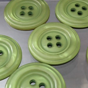 6x beautiful plastic button - green with grooves - 23 mm