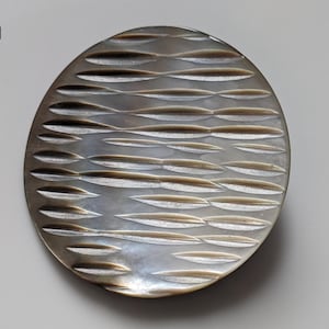 Prachtige, zeer grote, bewerkte parelmoeren knopen in bruin- en grijstinten, 45 mm