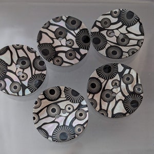 5x beautiful mother-of-pearl buttons - "pattern lasered" - 27 mm -