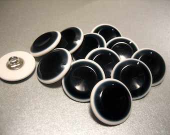 12 Fine plastic buttons-black/white-17 mm