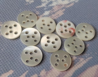 10x kleine Perlmuttknöpfe mit vielen Löchern - 11mm - Blusenknöpfe, Puppenknöpfe - Buttons Glassbuttons