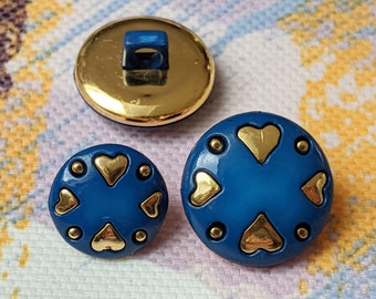 7x Kunststoff-Knöpfe - Blau mit Herz gold - 2 Größen zur Wahl - mit Öse - Buttons