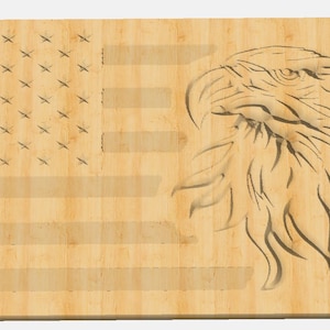 Op de afbeelding: Een Amerikaanse vlag van hout met een gesneden adelaar ontwerp. De vlag is gemaakt van lichtbruin hout en de adelaar is gesneden in donkerbruin.