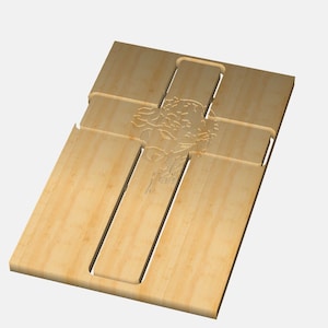 Pode incluir: Uma cruz de madeira com uma imagem esculpida de um rosto e cabelo. A cruz é feita de madeira marrom claro e tem uma superfície lisa.