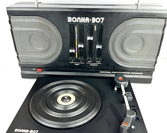 Tocadiscos estéreo portátil soviético Volna 307, tocadiscos de vinilo en funcionamiento (URSS).