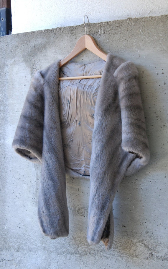 Gray faux fur shawl | vintage fur shawl | retro f… - image 2