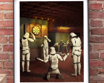 Lámina artística de la cueva del hombre, soldado de asalto jugando a los dardos, decoración divertida para la oficina de hombres, regalo divertido para el jefe, arte para la sala de juegos, decoración de la cueva del hombre