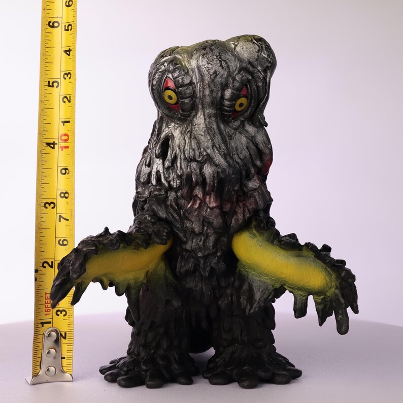 Puede incluir: Una taza de cer&aacute;mica blanca con un asa negra y el texto "But First, Coffee" en negrita negra. La taza est&aacute; sobre una superficie de madera. La taza mide aproximadamente 10 cm de alto.