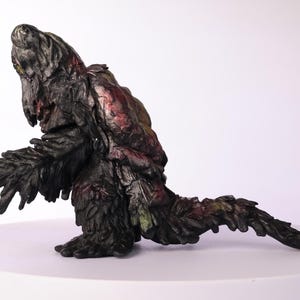 Puede incluir: Una taza de cer&aacute;mica blanca con un asa negra y el texto "But First, Coffee" en negrita negra. La taza est&aacute; sobre una superficie de madera. La taza mide aproximadamente 10 cm de alto.