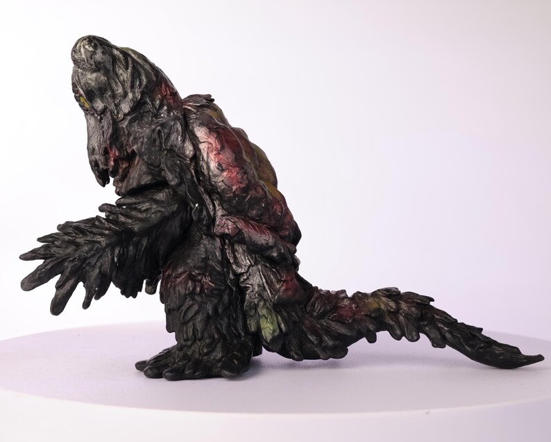 Puede incluir: Una taza de cer&aacute;mica blanca con un asa negra y el texto "But First, Coffee" en negrita negra. La taza est&aacute; sobre una superficie de madera. La taza mide aproximadamente 10 cm de alto.