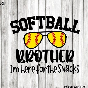 Hermano de softbol Svg, Hermano de softbol divertido Png, Solo aquí por los bocadillos, Camiseta de hermano de softbol para planchar Png, Camiseta de familia de softbol Svg
