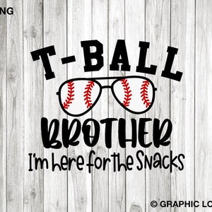 Peut inclure: Graphique sur le thème du baseball avec les mots "T-BALL BROTHER" en lettres noires. Des lunettes de soleil avec des balles de baseball en guise de verres sont au centre. La phrase "I'm here for the snacks" est en dessous. Fond en bois clair.