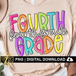 K&ouml;nnte beinhalten: Ein beiges T-Shirt mit dem Text "FOURTH fourth grade GRADE" in Regenbogenfarben. Der Text ist schwarz umrandet. In der Mitte des Wortes "FOURTH" befindet sich ein kleines pinkfarbenes Herz.